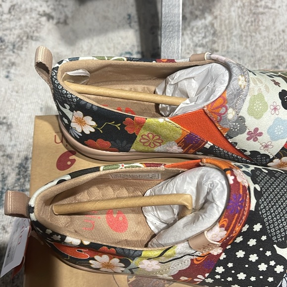 🍁👜Brand New Canvas UIN walking shoes. Fall floral accent. See photos attached. - Picture 6 of 8